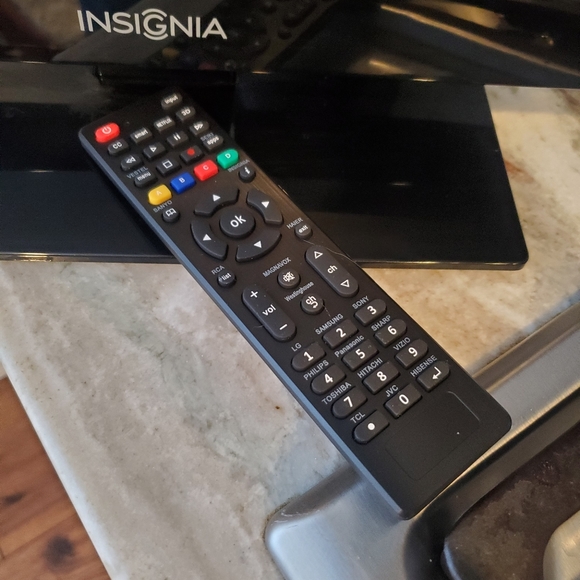 Insignia 19" LED TV NS-19E310A13 W/Remote - Picture 11 of 16